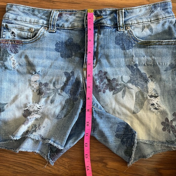Time and Tru Blue Jean Shorts Distressed Cut-Off - Picture 5 of 5